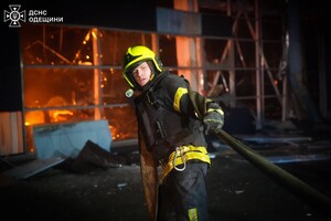 Вечірня атака БпЛА на Одесу: є влучання в житлову багатоповерхівку, постраждали люди (оновлено) фото 9