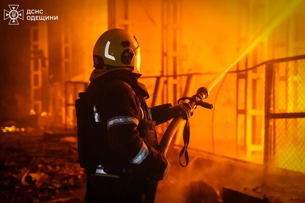Вечірня атака БпЛА на Одесу: є влучання в житлову багатоповерхівку, постраждали люди (оновлено) фото 10