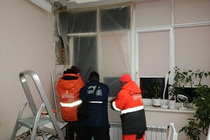 Вечірня атака БпЛА на Одесу: є влучання в житлову багатоповерхівку, постраждали люди (оновлено) фото 12