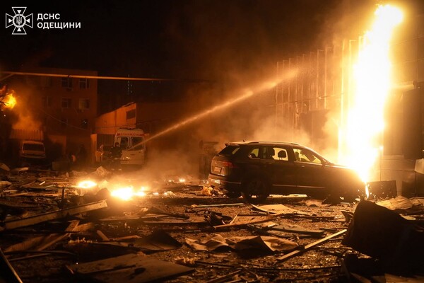 Вечірня атака БпЛА на Одесу: є влучання в житлову багатоповерхівку, постраждали люди (оновлено) фото 14