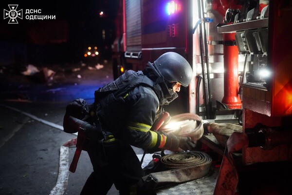 Вечірня атака БпЛА на Одесу: є влучання в житлову багатоповерхівку, постраждали люди (оновлено) фото 15