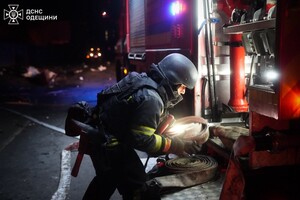 Вечірня атака БпЛА на Одесу: є влучання в житлову багатоповерхівку, постраждали люди (оновлено) фото 15