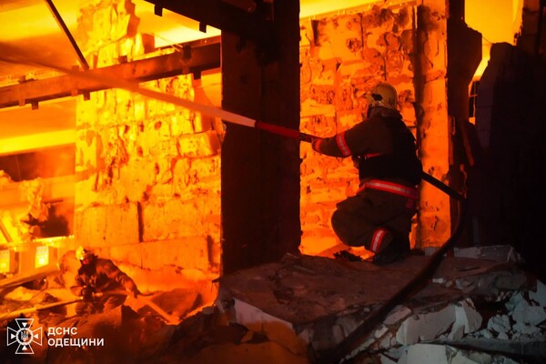 Вечірня атака БпЛА на Одесу: є влучання в житлову багатоповерхівку, постраждали люди (оновлено) фото 18