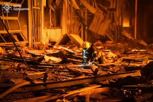 Вечірня атака БпЛА на Одесу: є влучання в житлову багатоповерхівку, постраждали люди (оновлено) фото 22