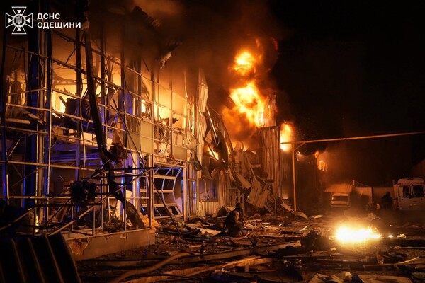 Вечірня атака БпЛА на Одесу: є влучання в житлову багатоповерхівку, постраждали люди (оновлено) фото 25