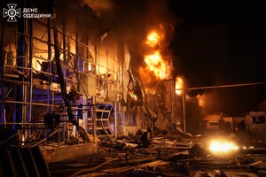 Вечірня атака БпЛА на Одесу: є влучання в житлову багатоповерхівку, постраждали люди (оновлено) фото 25