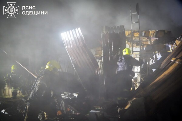 Дроновий удар по будинку в Одесі: під завалами виявили тіло жінки фото 10