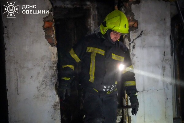 Дроновий удар по будинку в Одесі: під завалами виявили тіло жінки фото 12