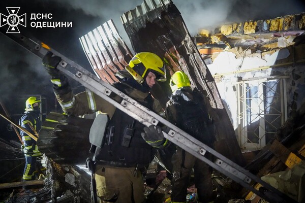Дроновий удар по будинку в Одесі: під завалами виявили тіло жінки фото 21