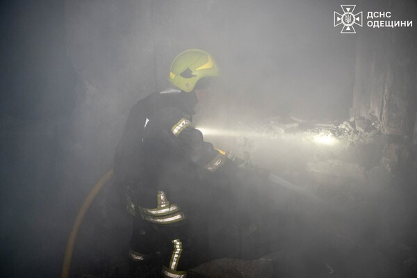 Ночью РФ атаковала Одессу БПЛА: есть повреждения домов и железнодорожных объектов фото
