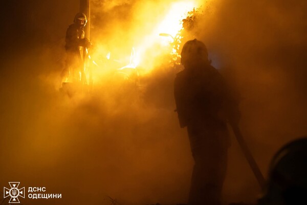 Ночью РФ атаковала Одессу БПЛА: есть повреждения домов и железнодорожных объектов фото 1