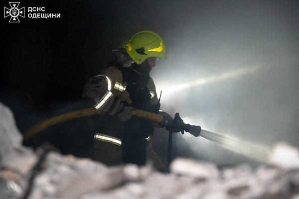 Ночью РФ атаковала Одессу БПЛА: есть повреждения домов и железнодорожных объектов фото 2