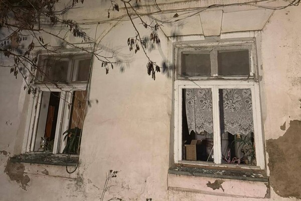 Ночью РФ атаковала Одессу БПЛА: есть повреждения домов и железнодорожных объектов фото 11