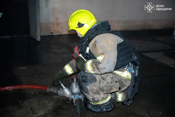 Ночью РФ атаковала Одессу БПЛА: есть повреждения домов и железнодорожных объектов фото 12