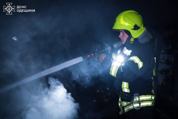 РФ атакувала Одесу ударними дронами: горить будинок, постраждали люди (оновлено) фото