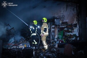 РФ атакувала Одесу ударними дронами: горить будинок, постраждали люди (оновлено) фото 7