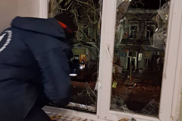 Зазнали пошкоджень будинки та навчальний заклад: подробиці нічного обстрілу Одеси (оновлено) фото 2