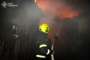 Зазнали пошкоджень будинки та навчальний заклад: подробиці нічного обстрілу Одеси (оновлено) фото 3