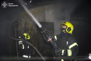 Зазнали пошкоджень будинки та навчальний заклад: подробиці нічного обстрілу Одеси (оновлено) фото 4