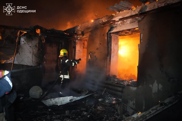 Зазнали пошкоджень будинки та навчальний заклад: подробиці нічного обстрілу Одеси (оновлено) фото 5