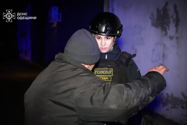 Зазнали пошкоджень будинки та навчальний заклад: подробиці нічного обстрілу Одеси (оновлено) фото 6