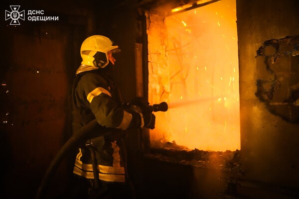 Зазнали пошкоджень будинки та навчальний заклад: подробиці нічного обстрілу Одеси (оновлено) фото 8