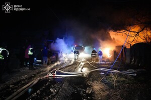 Зазнали пошкоджень будинки та навчальний заклад: подробиці нічного обстрілу Одеси (оновлено) фото 11