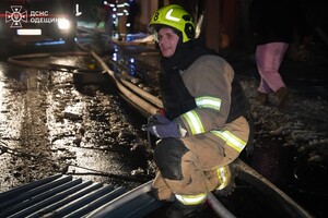 Зазнали пошкоджень будинки та навчальний заклад: подробиці нічного обстрілу Одеси (оновлено) фото 12