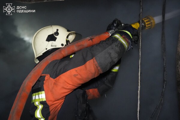 Зазнали пошкоджень будинки та навчальний заклад: подробиці нічного обстрілу Одеси (оновлено) фото 13
