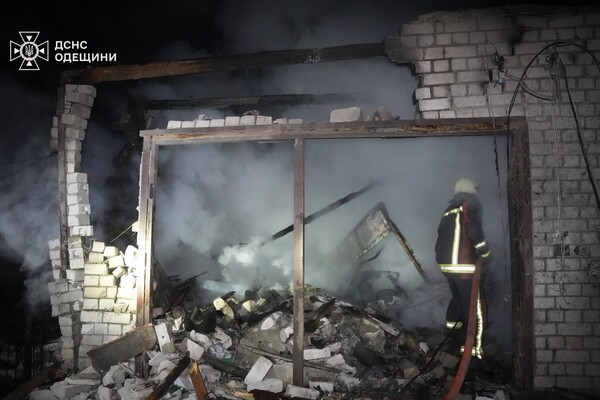 Зазнали пошкоджень будинки та навчальний заклад: подробиці нічного обстрілу Одеси (оновлено) фото 14