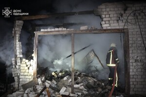 Зазнали пошкоджень будинки та навчальний заклад: подробиці нічного обстрілу Одеси (оновлено) фото 14