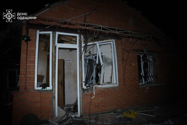 Зазнали пошкоджень будинки та навчальний заклад: подробиці нічного обстрілу Одеси (оновлено) фото 15