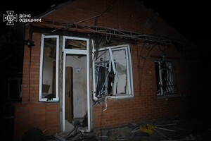 Зазнали пошкоджень будинки та навчальний заклад: подробиці нічного обстрілу Одеси (оновлено) фото 15