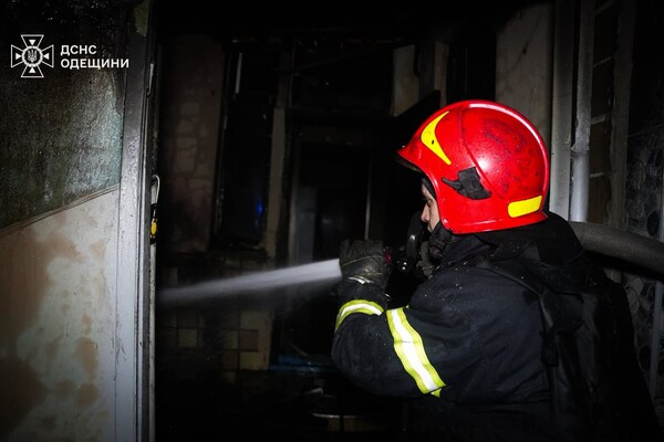 Зазнали пошкоджень будинки та навчальний заклад: подробиці нічного обстрілу Одеси (оновлено) фото 17