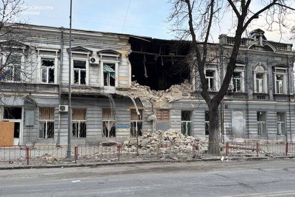 Зазнали пошкоджень будинки та навчальний заклад: подробиці нічного обстрілу Одеси (оновлено) фото 19