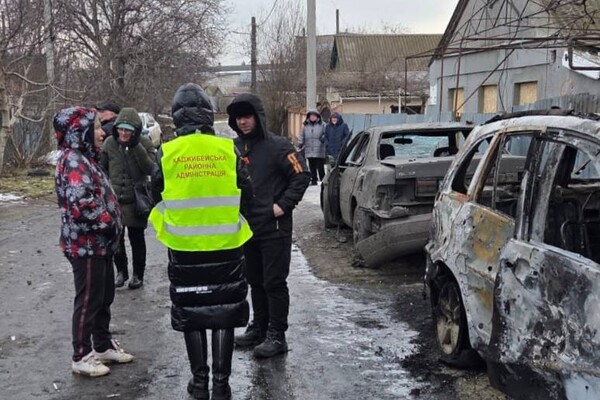 Зазнали пошкоджень будинки та навчальний заклад: подробиці нічного обстрілу Одеси (оновлено) фото 21