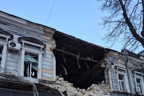 Зазнали пошкоджень будинки та навчальний заклад: подробиці нічного обстрілу Одеси (оновлено) фото 22