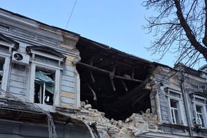 Зазнали пошкоджень будинки та навчальний заклад: подробиці нічного обстрілу Одеси (оновлено) фото 22