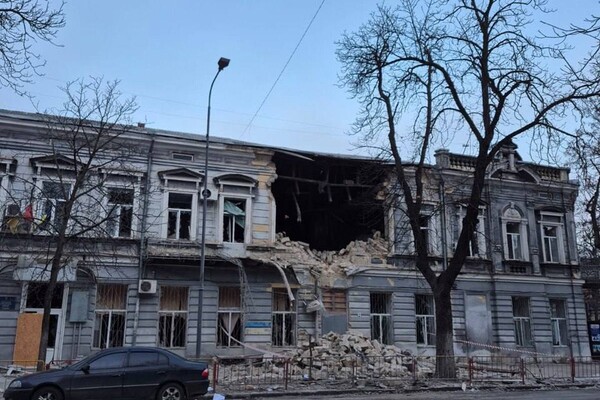Зазнали пошкоджень будинки та навчальний заклад: подробиці нічного обстрілу Одеси (оновлено) фото 23