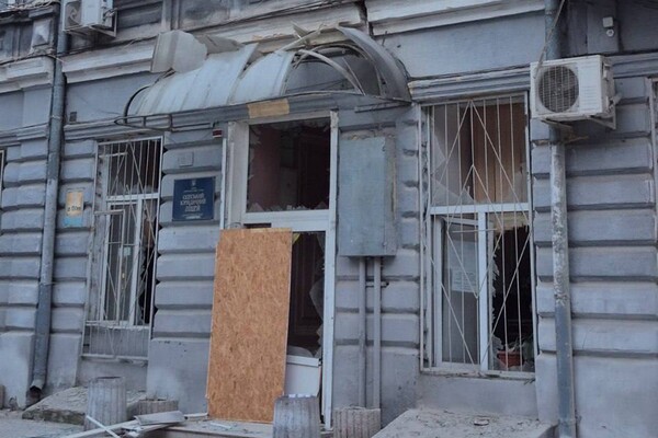Зазнали пошкоджень будинки та навчальний заклад: подробиці нічного обстрілу Одеси (оновлено) фото 24