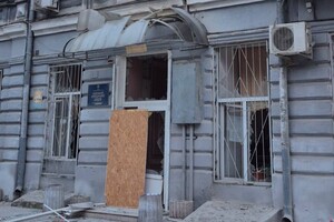 Зазнали пошкоджень будинки та навчальний заклад: подробиці нічного обстрілу Одеси (оновлено) фото 24