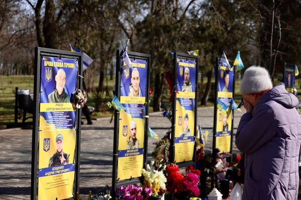 Память будет жить: на Аллее Героев в Одессе появились новые имена фото 7