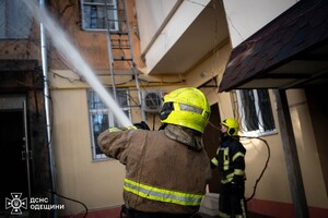 У середмісті Одеси горів житловий будинок: наслідки займання фото 4