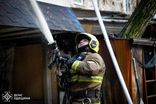 У середмісті Одеси горів житловий будинок: наслідки займання фото 7