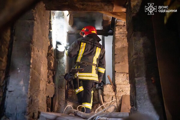 У середмісті Одеси горів житловий будинок: наслідки займання фото 11