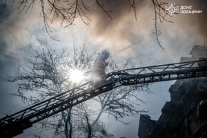 У середмісті Одеси горів житловий будинок: наслідки займання фото 13