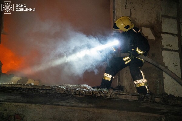 Ночной удар по жилому сектору Одессы: пострадали люди фото 4