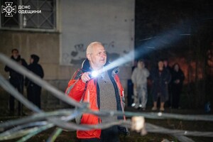 Ночной удар по жилому сектору Одессы: пострадали люди фото 5