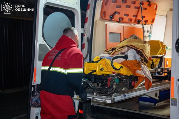 Ночной удар по жилому сектору Одессы: пострадали люди фото 8