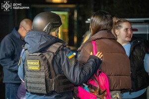 Ночной удар по жилому сектору Одессы: пострадали люди фото 9